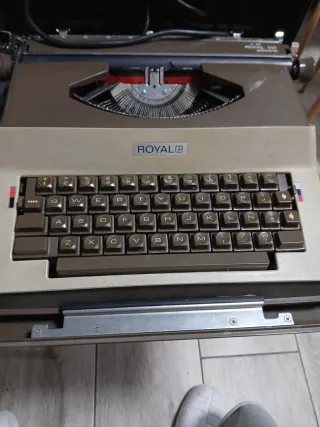 Máquina de escribir eléctrica Royal