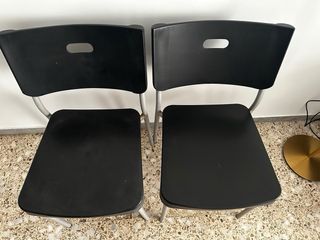 2 Sillas Negras Plástico y Metal