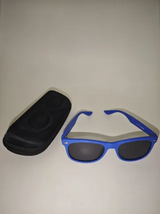 Gafas de sol azules y negras y funda