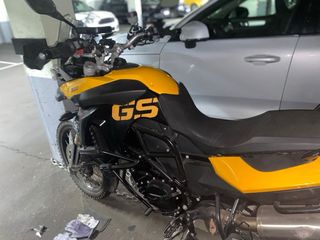 BMW F800GS Adventure Moto Negra y Amarilla