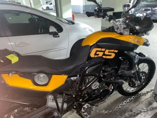 BMW F800GS Adventure Moto Negra y Amarilla