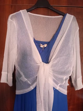 Vestido de fiesta azul y se regala chal plateado.