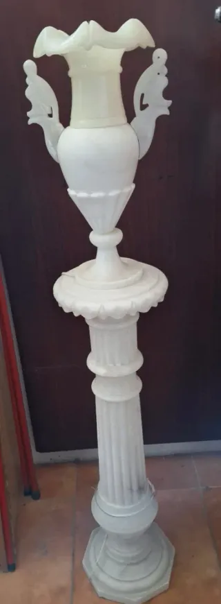 Columna con jarrón de alabastro