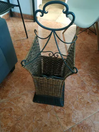 Paragüero antiguo artesanál de Mimbre y Metal