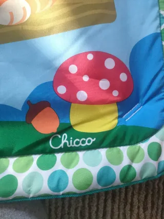 Parque infantil con arco de juegos