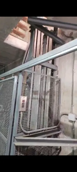 Ascensor industrial metálico