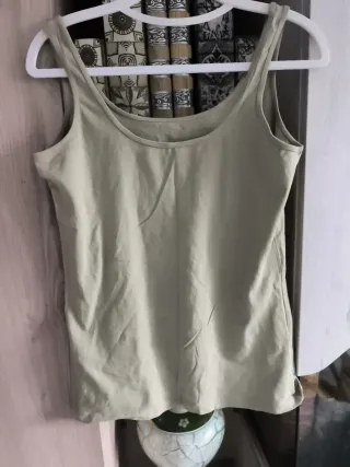 Camiseta sin mangas verde oliva