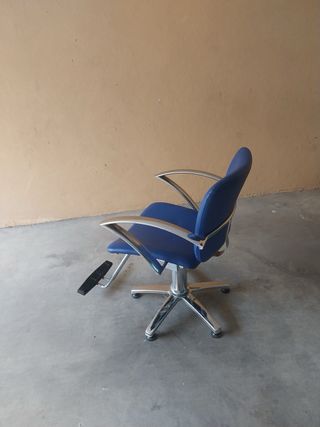Silla de peluquería azul y plateada