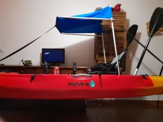 Kayak a pedales rojo y amarillo