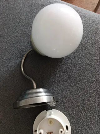 Lámpara de pared globo metal y cristal