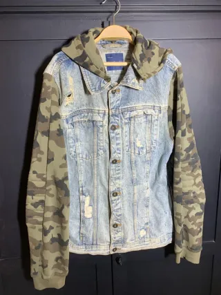 Chaqueta vaquera con capucha y camuflaje Zara
