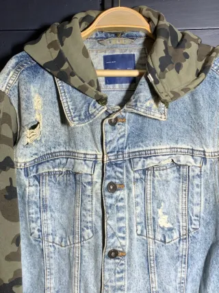 Chaqueta vaquera con capucha y camuflaje Zara