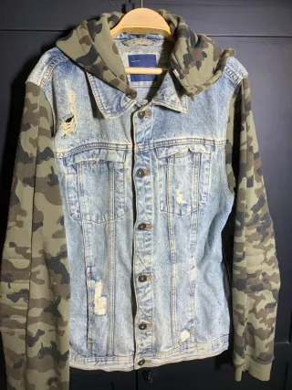 Chaqueta vaquera con capucha y camuflaje Zara