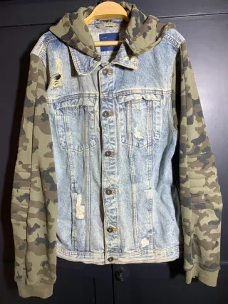 Chaqueta vaquera con capucha y camuflaje Zara