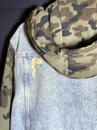 Chaqueta vaquera con capucha y camuflaje Zara