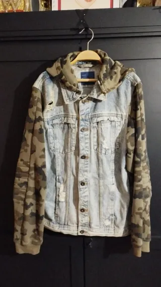 Chaqueta vaquera con capucha y camuflaje Zara