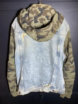 Chaqueta vaquera con capucha y camuflaje Zara