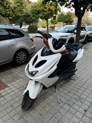 Yamaha Aerox Blanca
