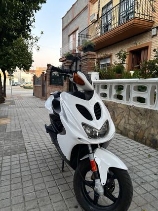 Yamaha Aerox Blanca