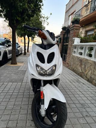 Yamaha Aerox Blanca