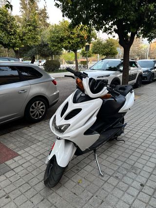 Yamaha Aerox Blanca