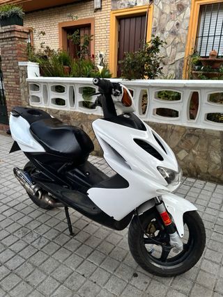 Yamaha Aerox Blanca