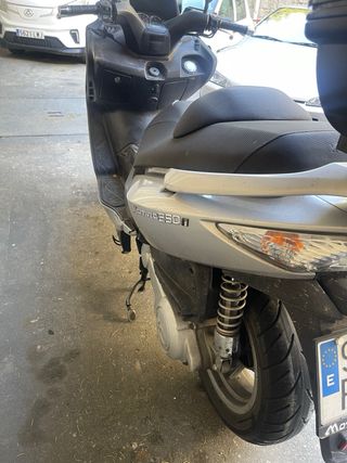 Maxi Scooter Kymco Plata