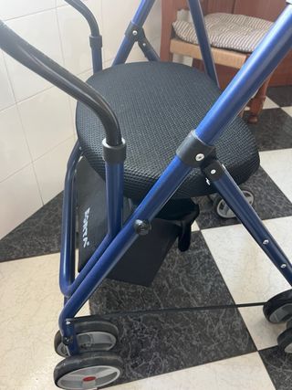 Andador para persona con movilidad reducida