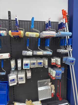 Herramientas para pintar: rodillos y bandejas