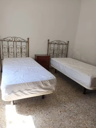 Juego de 2 camas con cabeceros dorados