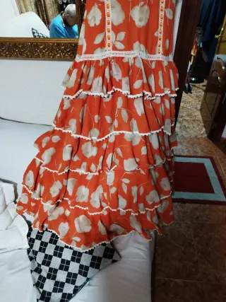 Traje de flamenca naranja con flores