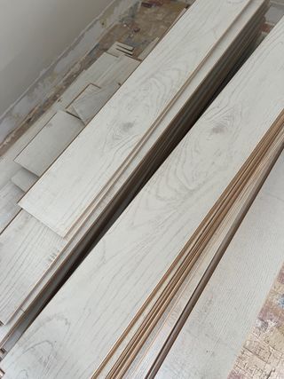 Tarima flotante blanco roto con beta.  Machihembra