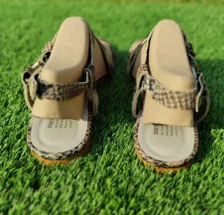 Sandalias romanas con piel de serpiente