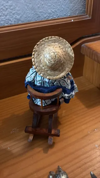 Muñeca de porcelana en caballito de madera