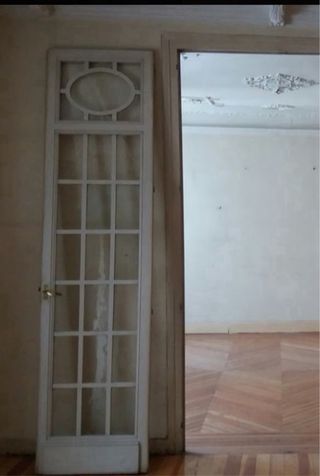 Puerta antigua de madera con cristal