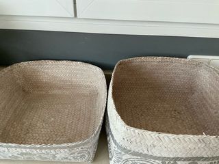 Caja de mimbre plateada y blanca
