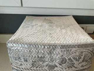 Caja de mimbre plateada y blanca