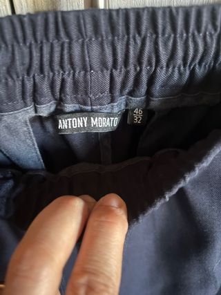 Pantaloni blu con banda grigia