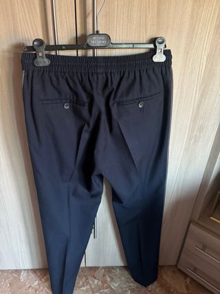Pantaloni blu con banda grigia