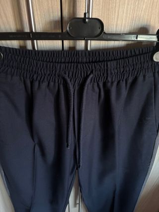 Pantaloni blu con banda grigia