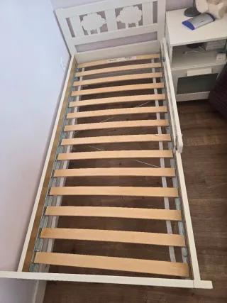 Cama infantil blanca con barrera