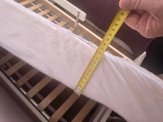 Cama infantil blanca con barrera