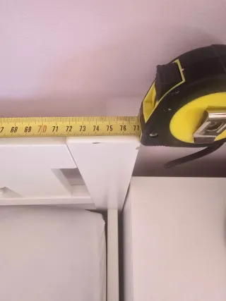 Cama infantil blanca con barrera