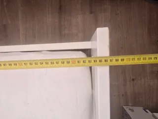 Cama infantil blanca con barrera