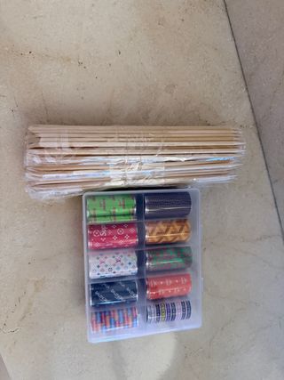 Palito de naranjo y pegatinas para uñas