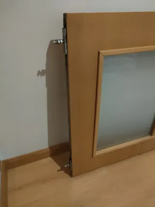 Puerta corredera de madera con cristal. 200 x 80