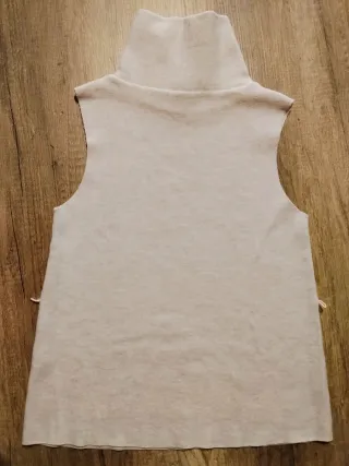 Top cuello alto beige sin mangas