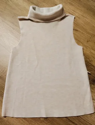 Top cuello alto beige sin mangas