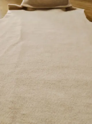 Top cuello alto beige sin mangas