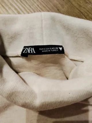 Top cuello alto beige sin mangas